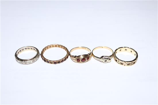 Four assorted 9ct rings, a yellow metal ring and a small group of costume jewellery.